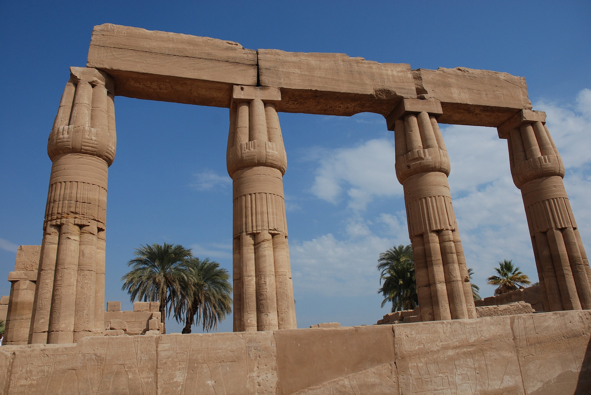 How to get from Aswan Daraw Airport to the city centre
