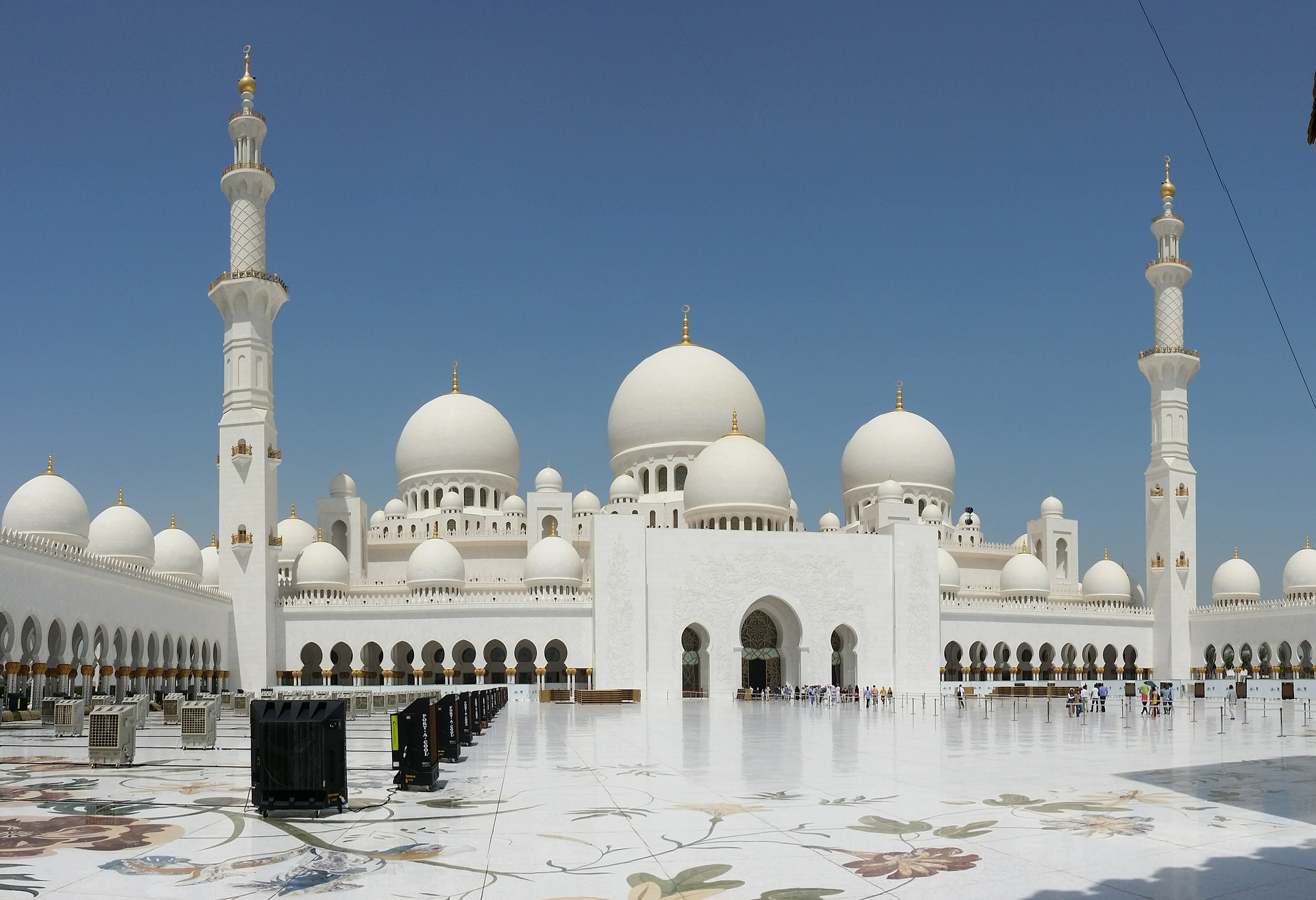 How to get from Abu Dhabi International Airport to the city centre