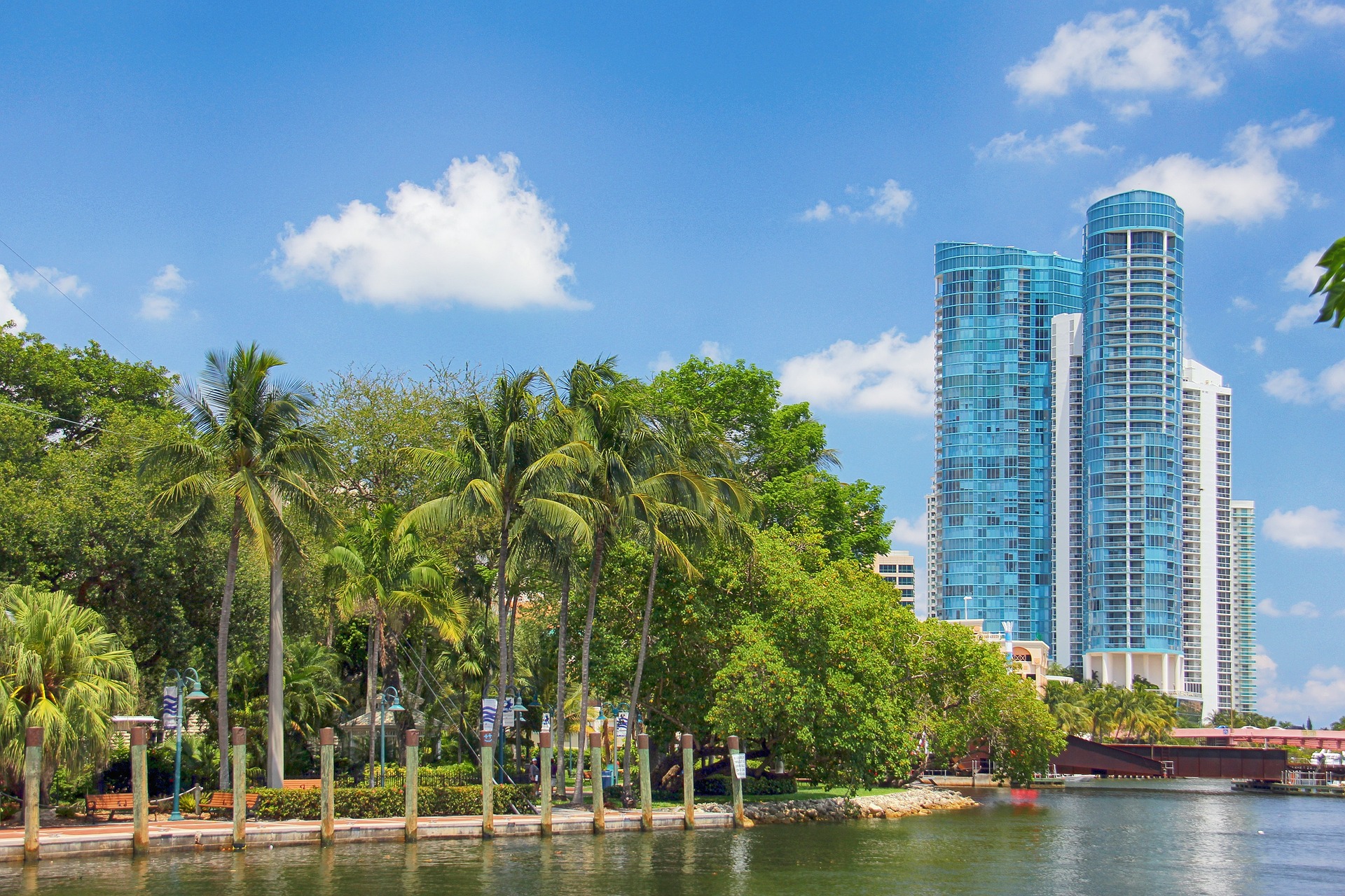 How to get from Fort Lauderdale International Airport to the city centre