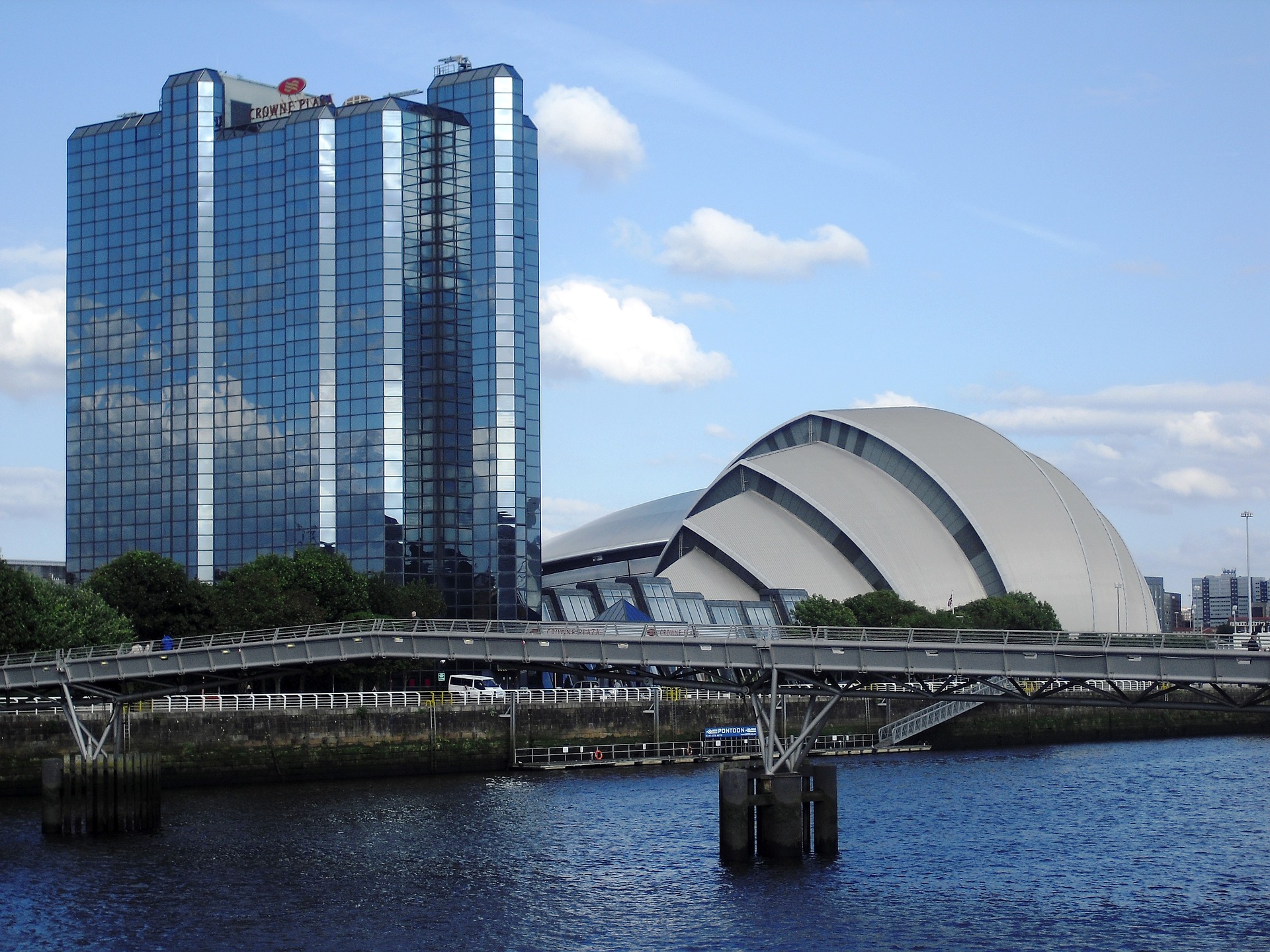 How to get from Glasgow International Airport to the city centre