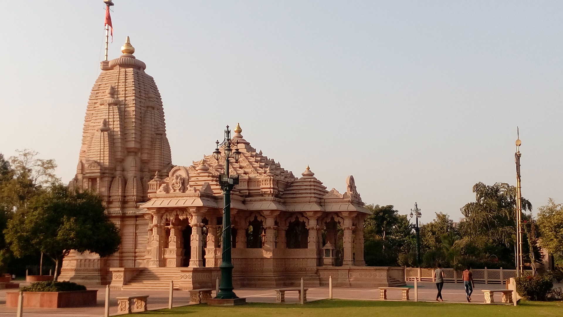 How to get from Ahmedabad Airport to the city centre
