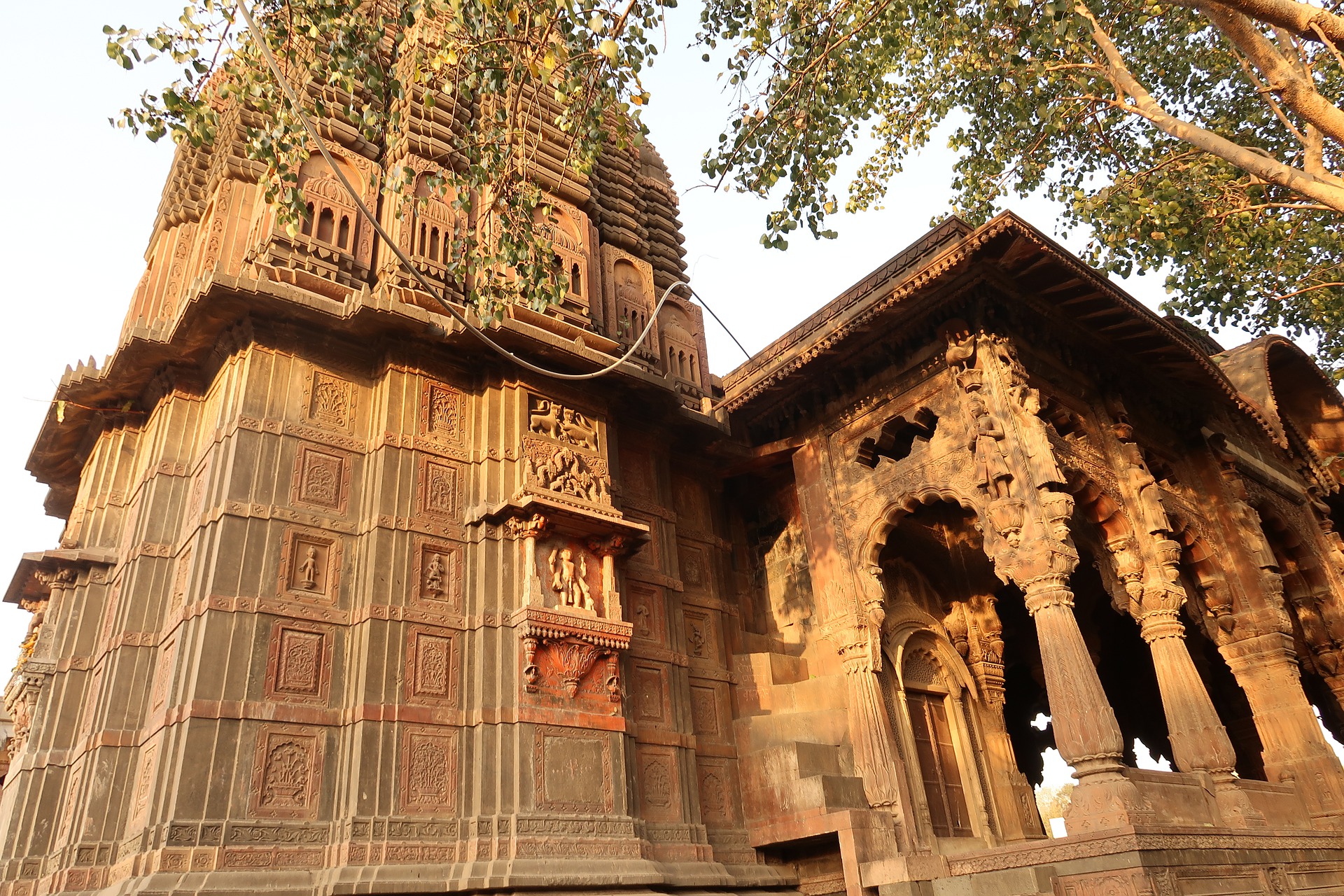 How to get from Devi Ahilya Bai Holkar Airport to the city centre