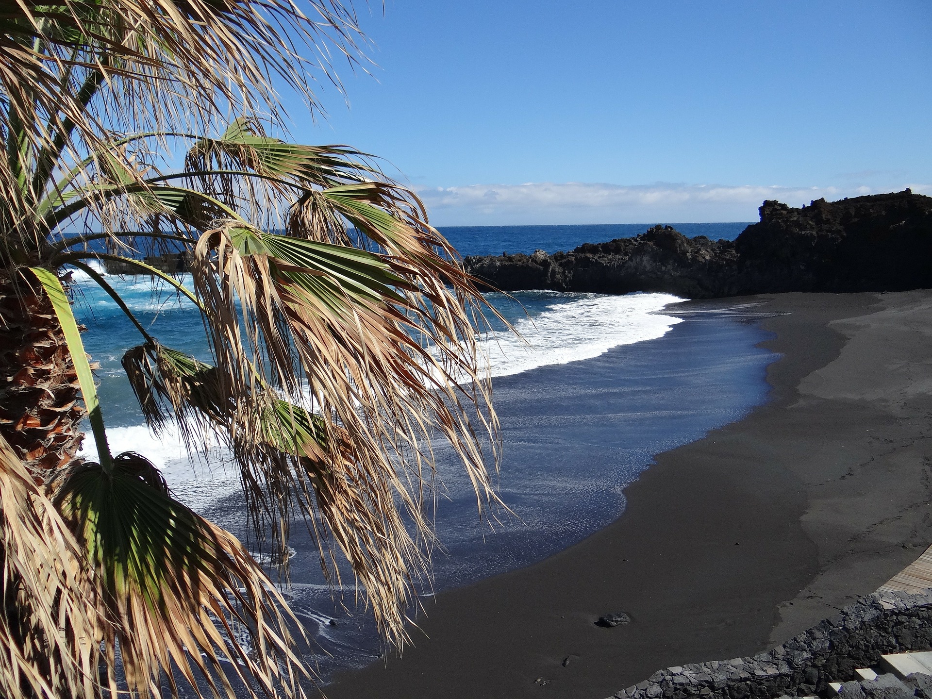 How to get from La Palma Airport to the city centre