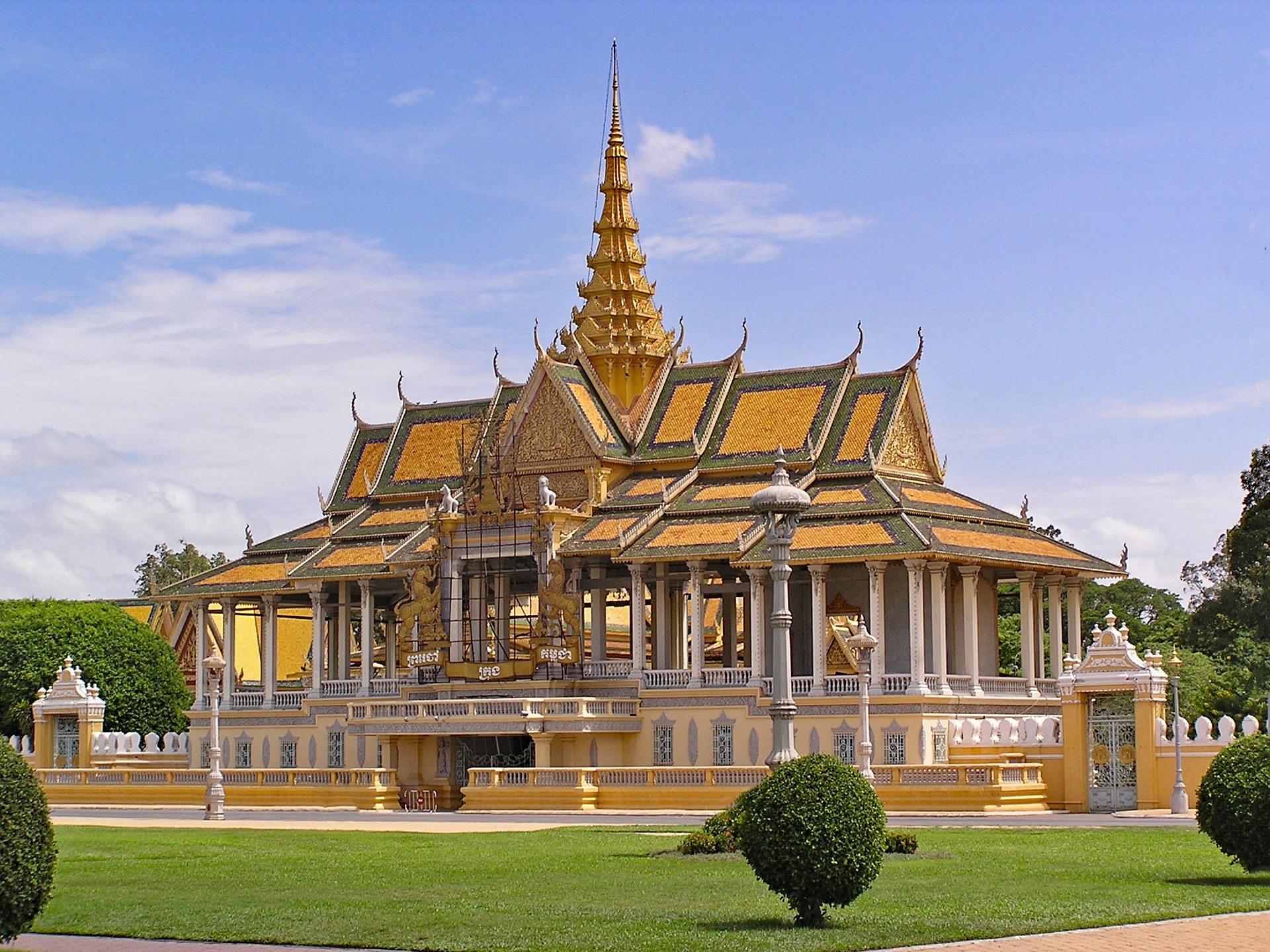 How to get from Phnom Penh Airport to the city centre