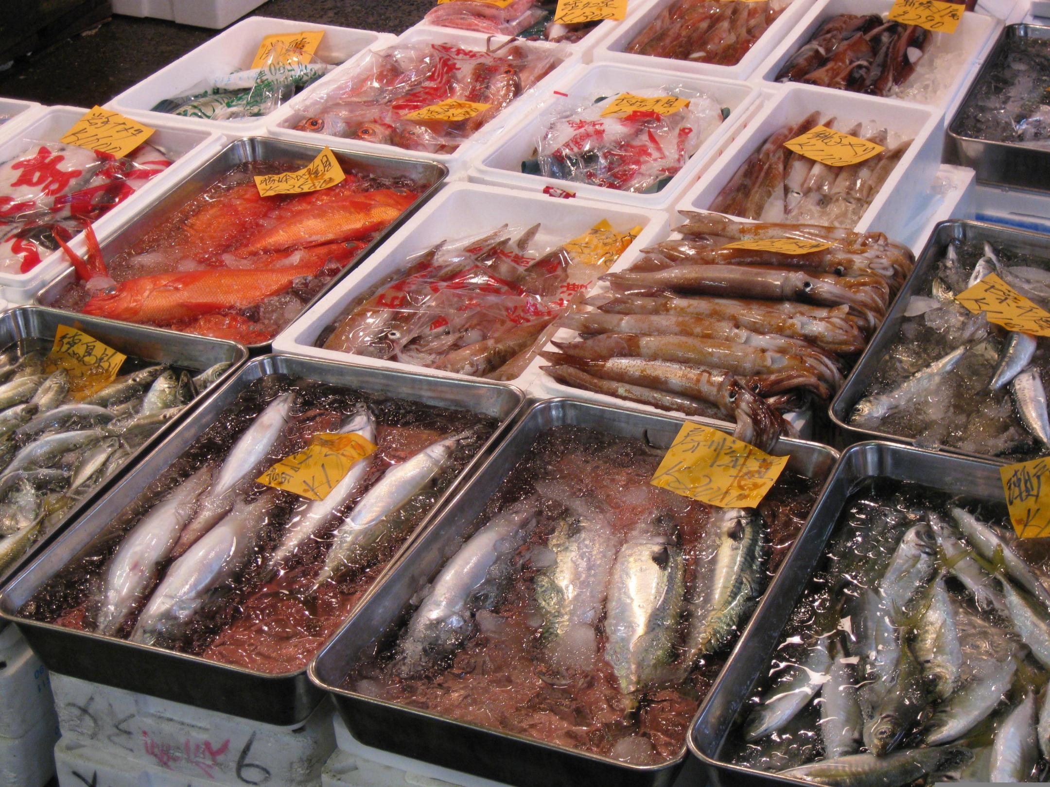 Pescado fresco en el mercado de Tsukiji