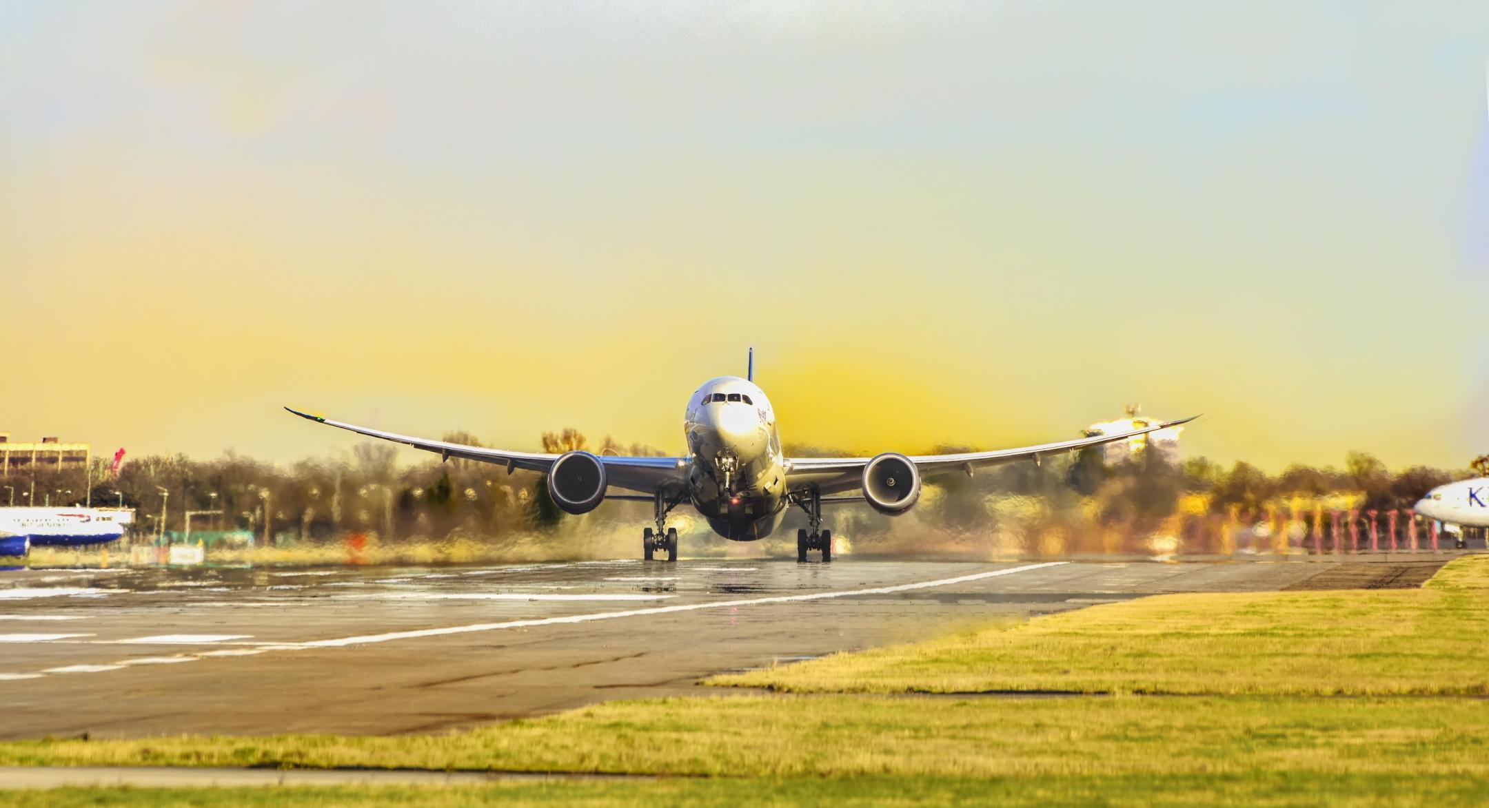 Avión despegando al amanecer